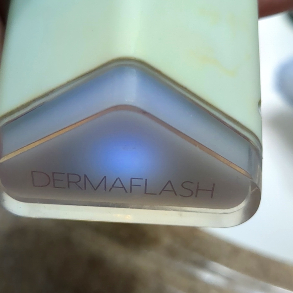 Dermaflash Dermapore extractor for the skin. With original box(torn)